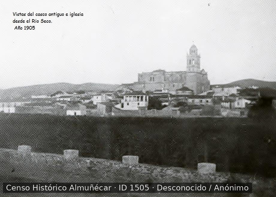 vista del casco antiguo e iglesia desde rio seco